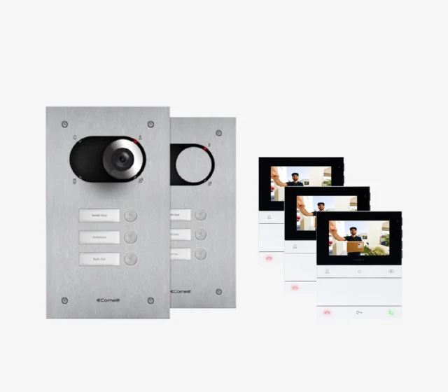 comelit switch video intercom met rvs deurstation en drie binnenmonitoren voor appartementencomplex